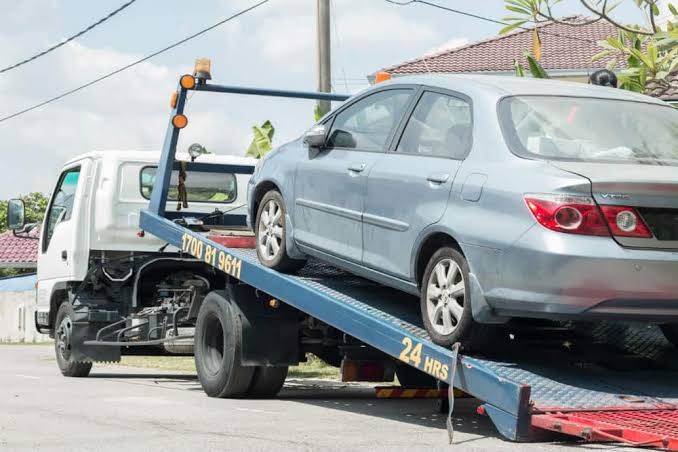 Caminhão-reboque atendendo veículo em rodovia