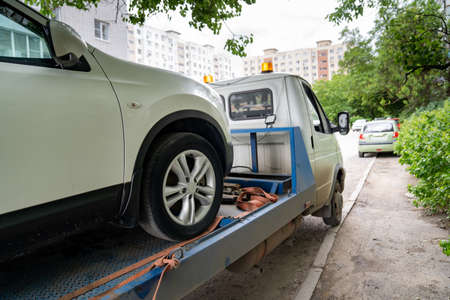 Reboque para carros em caminhão-plataforma